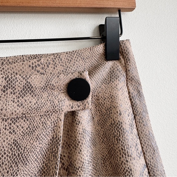 SUPERDOWN • Haze Skort in Snake Print - Picture 4 of 12